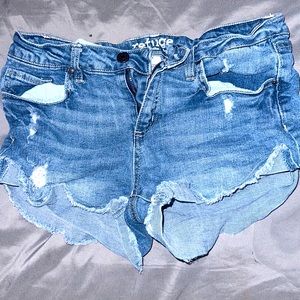 Hello I’m selling this shorts they fit kinda tight on me worn twice